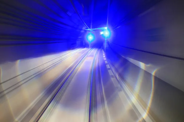 Trem túnel ferroviário em movimento com desfoque de movimento moderado — Fotografia de Stock
