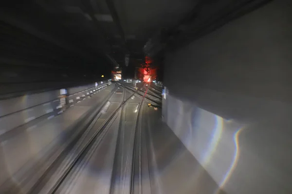 Trem túnel ferroviário em movimento com desfoque de movimento moderado — Fotografia de Stock