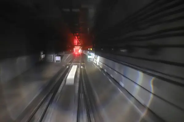 Trem túnel ferroviário em movimento com desfoque de movimento moderado — Fotografia de Stock