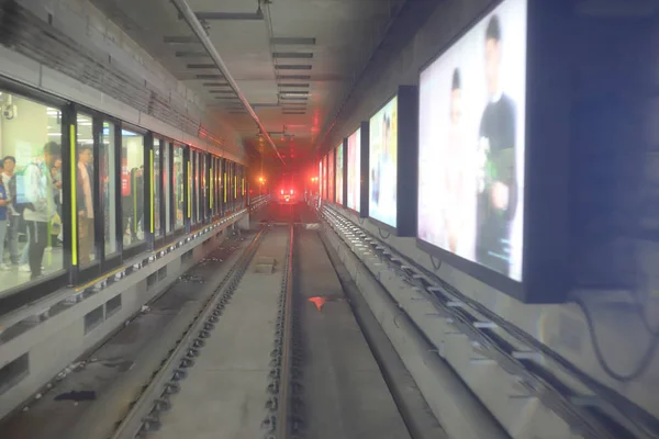 Tren în mișcare tunel feroviar cu mișcare moderată estompare — Fotografie, imagine de stoc