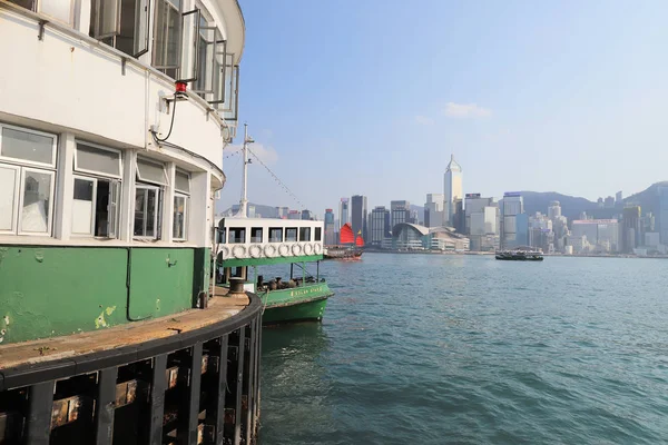 홍콩 스타 페리와 정크 관광 항구 — 스톡 사진