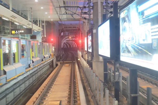 Tren túnel ferroviario en movimiento con desenfoque de movimiento moderado — Foto de Stock