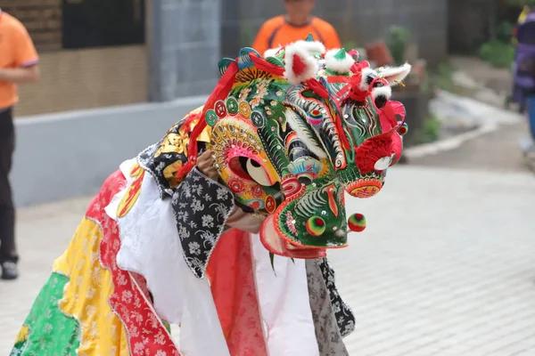 Qilin танцю в hk Hau храм Тін — стокове фото