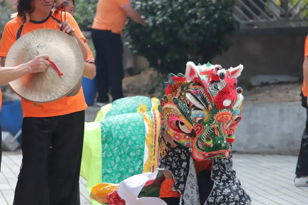 香港天后庙麒麟舞 — 图库照片