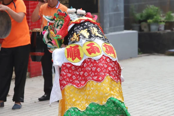 Una danza qilin al Tempio di Tin Hau hk — Foto Stock