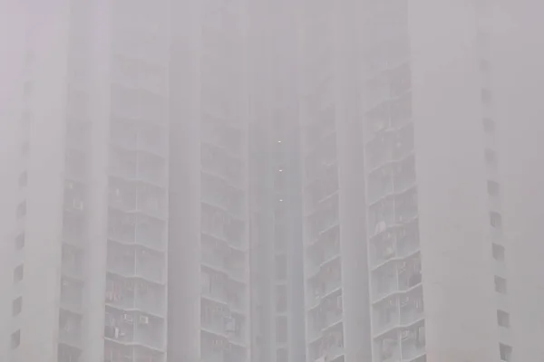 Tko 公園からアパートの見られる霧の中で — ストック写真