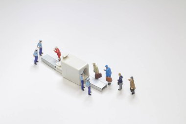 Güvenlik denetimi sırasındaki izometrik insanlarla