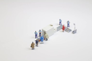 Güvenlik denetimi sırasındaki izometrik insanlarla