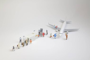 Güvenlik denetimi sırasındaki izometrik insanlarla