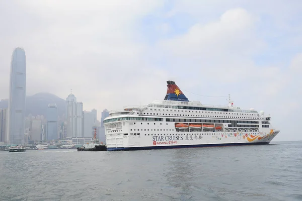 Distrito de negócios moderno e navio de cruzeiro, Hong Kong. Ásia . — Fotografia de Stock