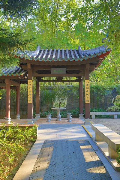 Oriental chinês jardim e lago em Laichikok parque do governo, H — Fotografia de Stock