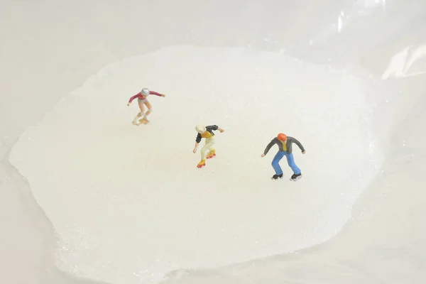 De pret van Tiny toy schaatsers op ijs — Stockfoto