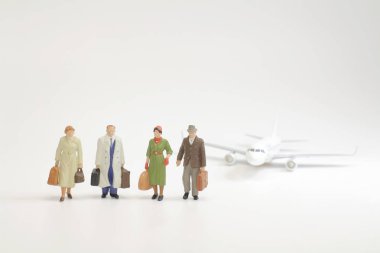 Bagaj ile seyahat kavramı mini figür