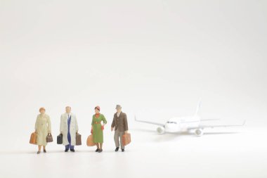 Bagaj ile seyahat kavramı mini figür