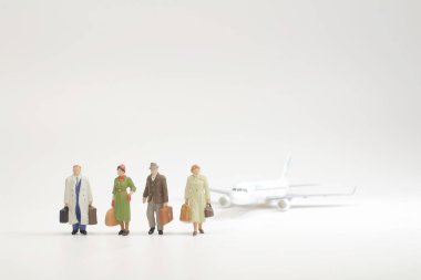 Bagaj ile seyahat kavramı mini figür