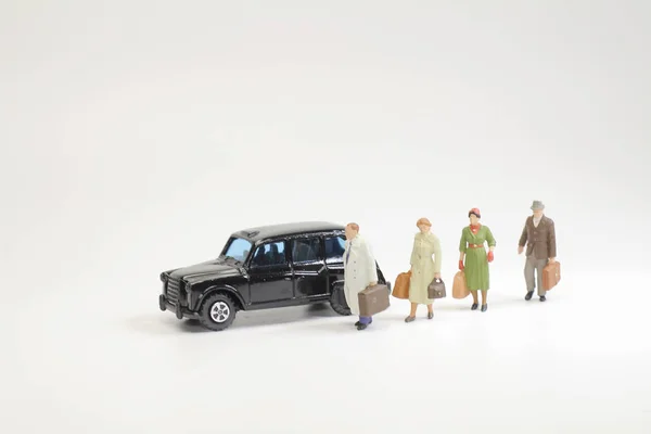 Um conceito de viagem mini figura com bagagem — Fotografia de Stock