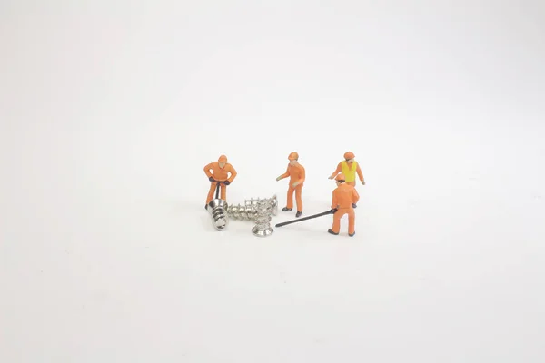 Tiny ludzi pracy zespołowej pomaga ślimakiem transportowym. — Zdjęcie stockowe