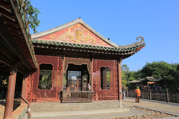 Oosterse Chinese tuin en meer in Laichikok regering park, H — Stockfoto