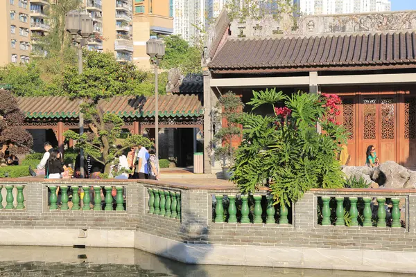 Oriental chinês jardim e lago em Laichikok parque do governo, H — Fotografia de Stock