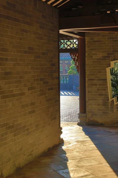 Декорований у китайському стилі коридор в саду — стокове фото