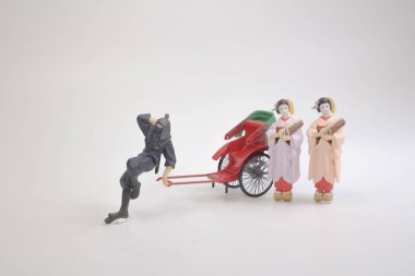 Mini figür ve kırmızı vintage oryantal çekçek taksi