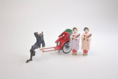 Mini figür ve kırmızı vintage oryantal çekçek taksi