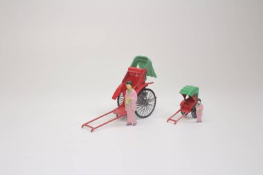 Mini heykel ve kırmızı vintage oryantal çekçek taksi