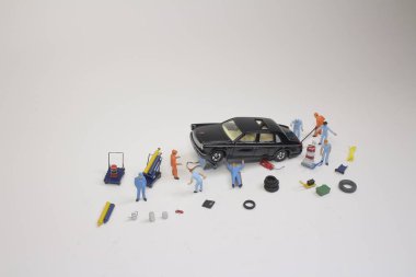 mini bir mekanik bir araba delinmiş lastik değiştirme