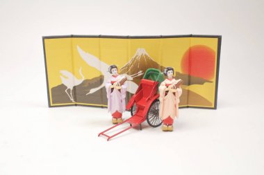 Kırmızı vintage çekçek taksi ile bir figür