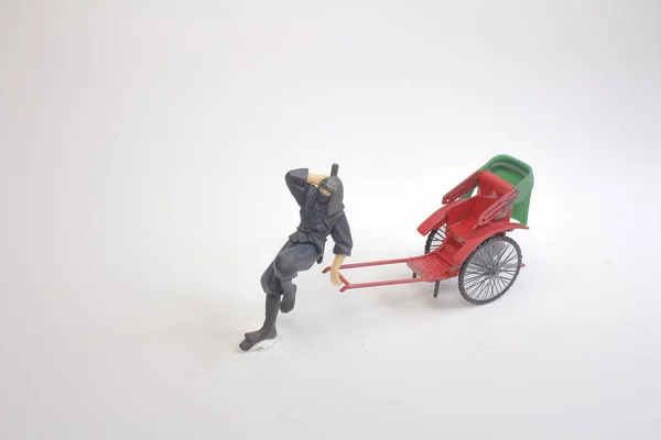 Uma Mini figura e vermelho vintage oriental rickshaw táxi — Fotografia de Stock