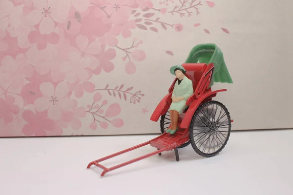 Mini estatua y rojo vintage oriental rickshaw taxi — Foto de Stock