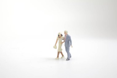 bir mini figür stand üzerinde kurulu