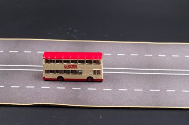 bir araba modeli. yol arka plan üzerinde izole