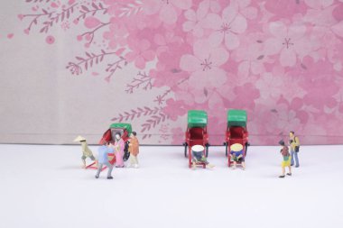 Mini heykel ve kırmızı vintage oryantal çekçek taksi