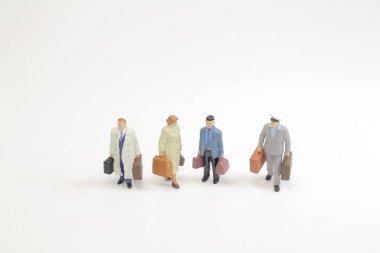 Bagaj ile seyahat kavramı mini figür