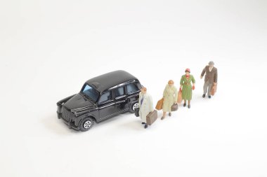 Bagaj ile seyahat kavramı mini figür