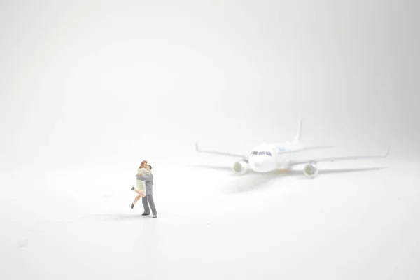 Concepto de viaje y transporte. Grupo de figuras en miniatura — Foto de Stock