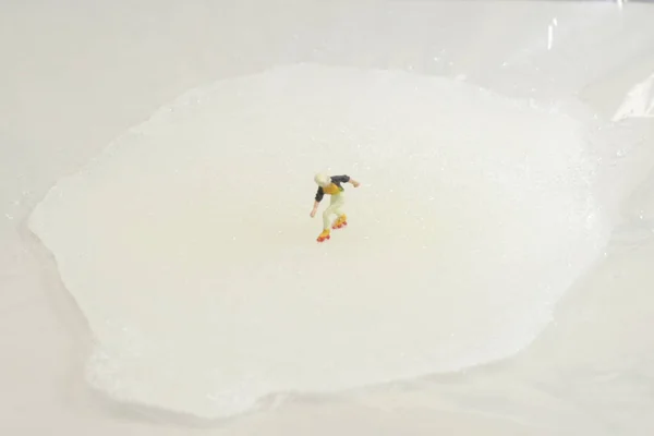De pret van Tiny toy schaatsers op ijs — Stockfoto