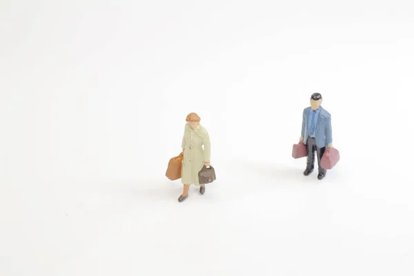 A Концепция путешествия мини-фигура с сумкой — стоковое фото