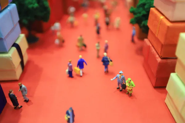 Zabawy z postacią w świecie miniaturowe — Zdjęcie stockowe