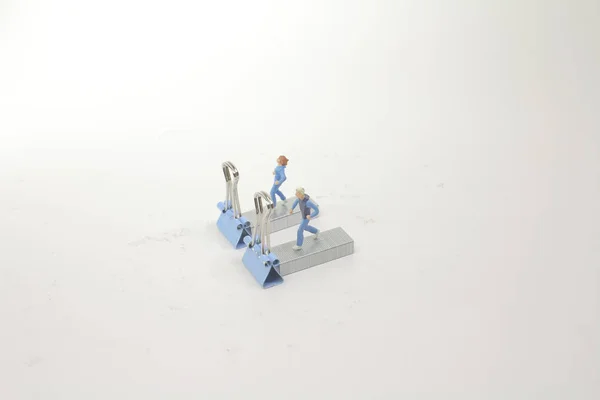 Kleine figuur draaien op machine in de sportschool — Stockfoto