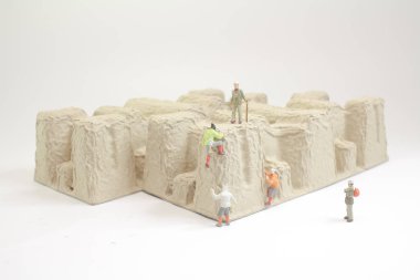  Mini dağcılardan nesneyi tırmanma