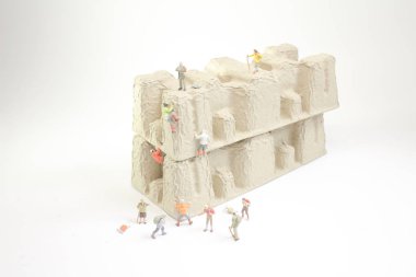  Mini dağcılardan nesneyi tırmanma