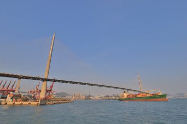 Gündüz, Hong Kong köprüde astonecutter