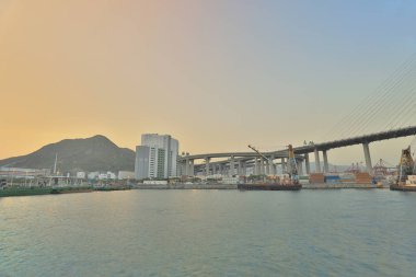 Gündüz, Hong Kong köprüde astonecutter