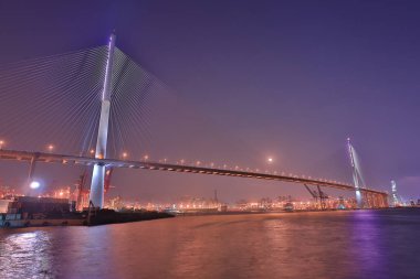 Stonecutters Köprüsü, Hong Kong, gece görünümü.