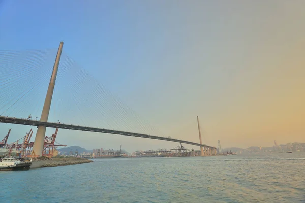 Terminal de contêineres e viaduto moderno em Hong Kong — Fotografia de Stock