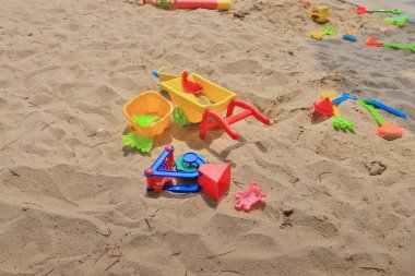 renkli plastik plaj oyuncakları kum okyanus yakın: