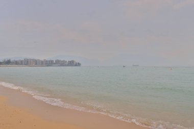 Golden Beach deki Tuen Mun güneşli bir gün.