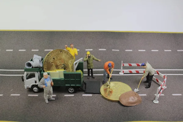 Týmová práce mini worker zvedání kamionu bitcoin. — Stock fotografie